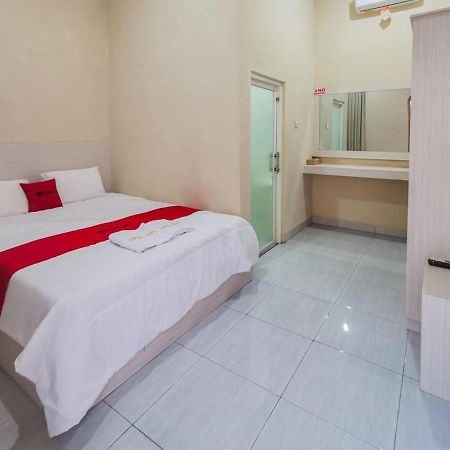 Hotel Reddoorz Near Pantai Pancer Door Pacitan Extérieur photo