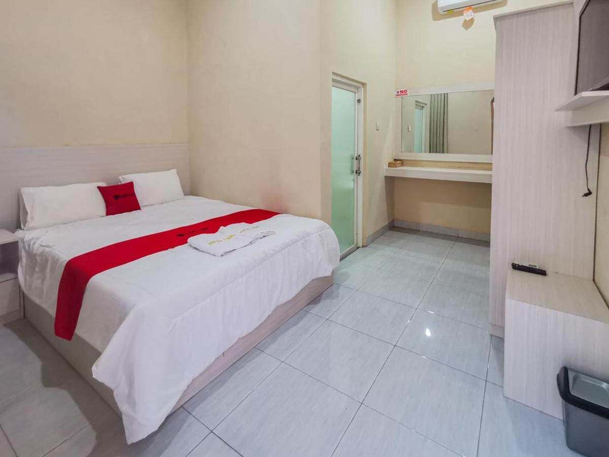 Hotel Reddoorz Near Pantai Pancer Door Pacitan Extérieur photo