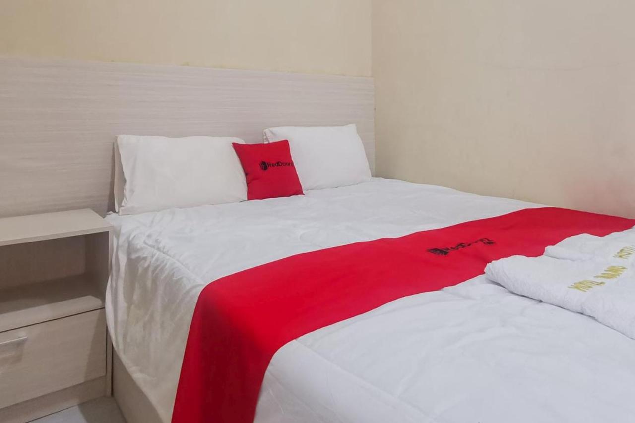 Hotel Reddoorz Near Pantai Pancer Door Pacitan Extérieur photo