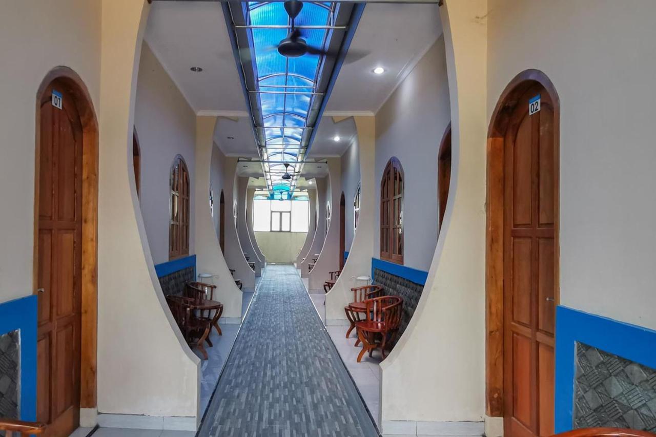 Hotel Reddoorz Near Pantai Pancer Door Pacitan Extérieur photo