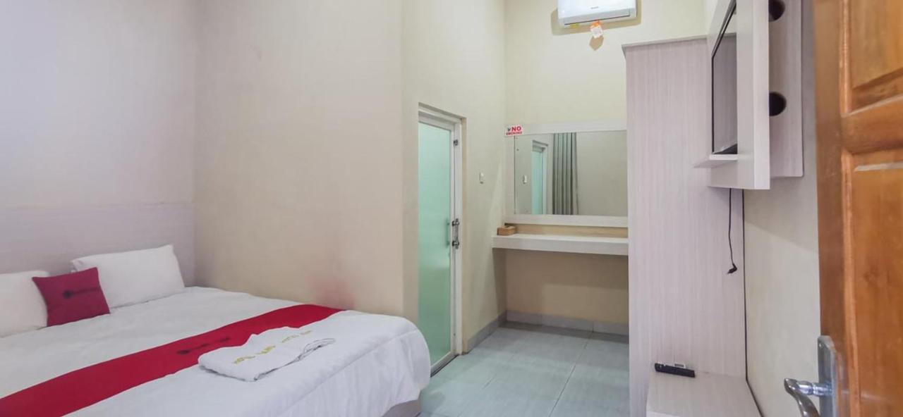 Hotel Reddoorz Near Pantai Pancer Door Pacitan Extérieur photo