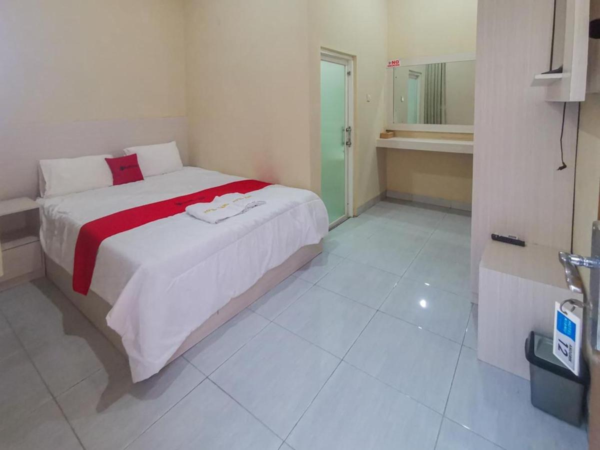 Hotel Reddoorz Near Pantai Pancer Door Pacitan Extérieur photo