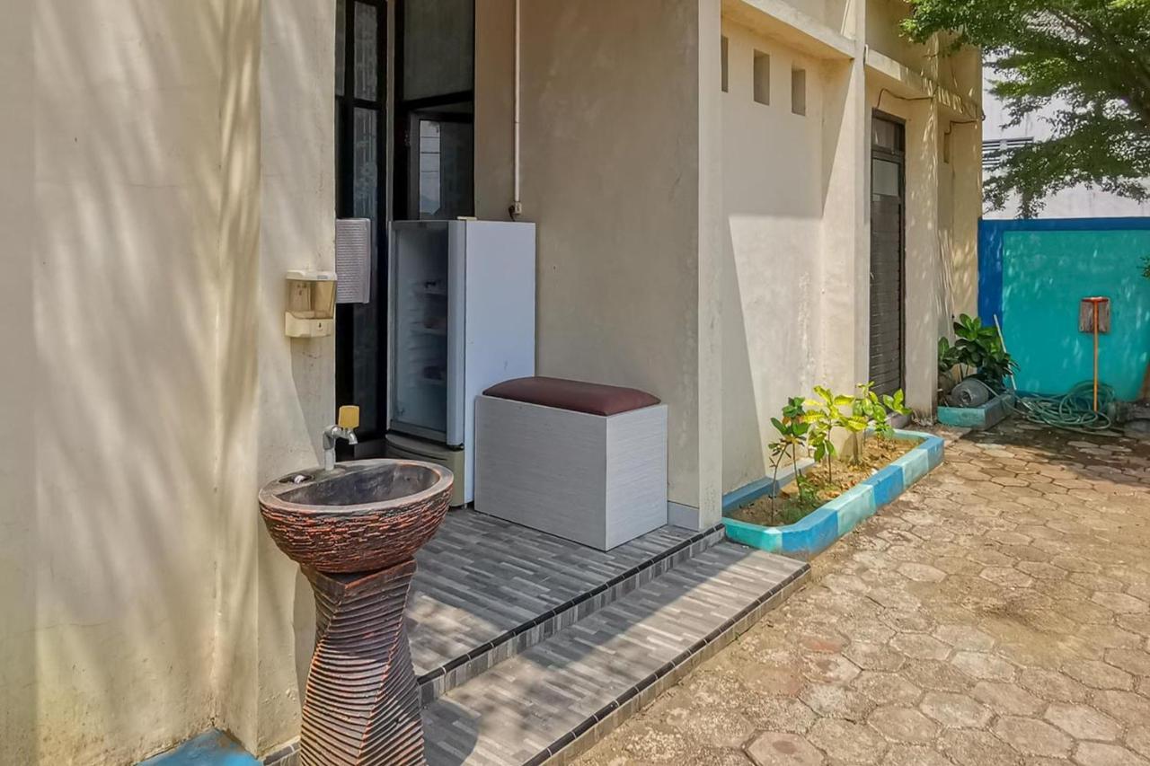 Hotel Reddoorz Near Pantai Pancer Door Pacitan Extérieur photo